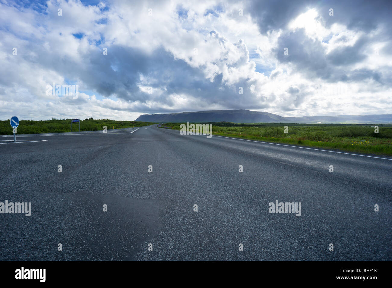 Islande - Intersection de l'autoroute entre Green Meadows Banque D'Images