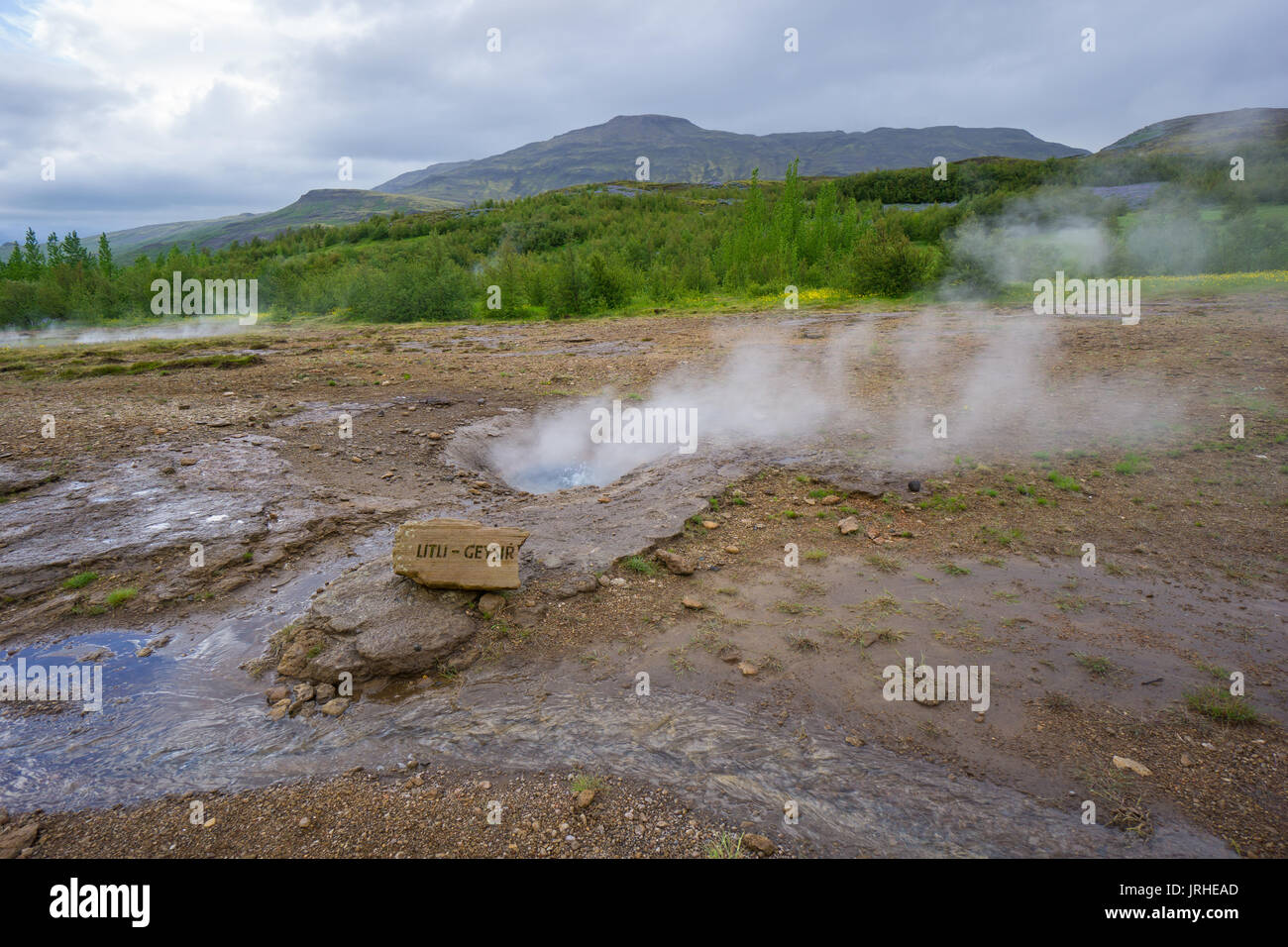 Islande - de l'eau bouillante de peu au puits jaillissant Geyser Strokkur Banque D'Images