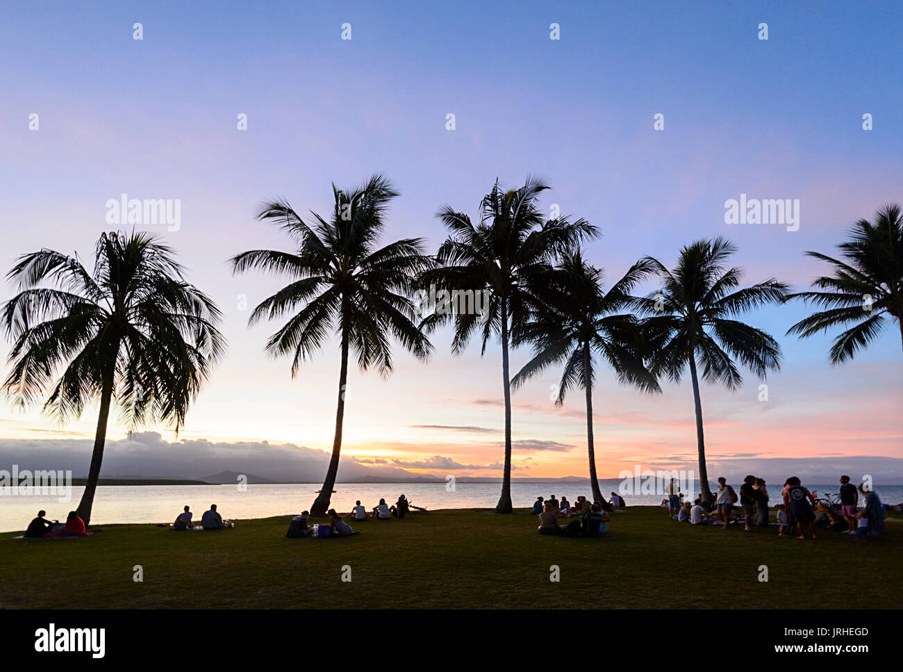 Aperçu des personnes regardant le coucher du soleil dans la région de Rex Smeal Park, Port Douglas, Far North Queensland, Queensland, Australie, FNQ Banque D'Images