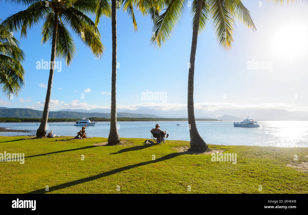 Les gens se détendre et regarder le coucher du soleil à partir de Rex Smeal Park, Port Douglas, Far North Queensland, Queensland, Australie, FNQ Banque D'Images