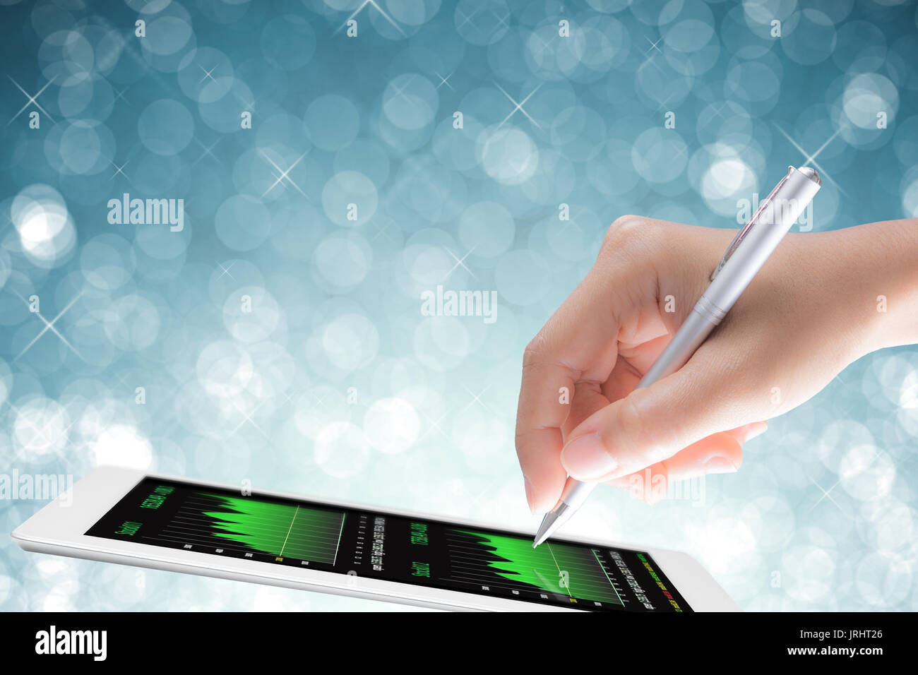 L'analyse des affaires concept avec hand holding pen with digital tablet Banque D'Images