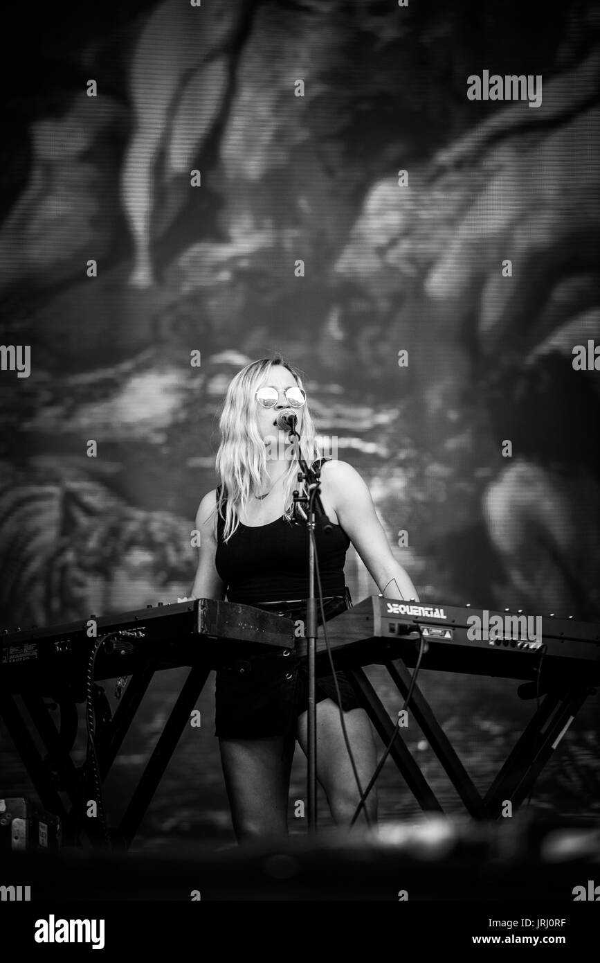 Børns effectuer à un festival de musique en Colombie-Britannique Canada en noir et blanc. Banque D'Images