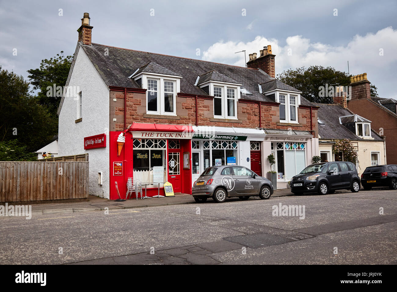 Boutiques et façade boutique dans Conakry, Angus, Scotland Banque D'Images