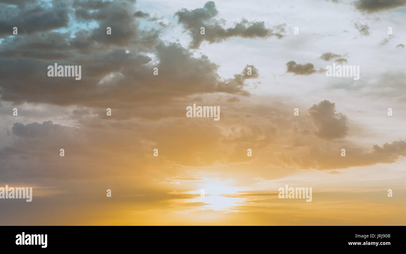 Soleil ou de coucher de soleil jaune fond de nuage ciel Banque D'Images