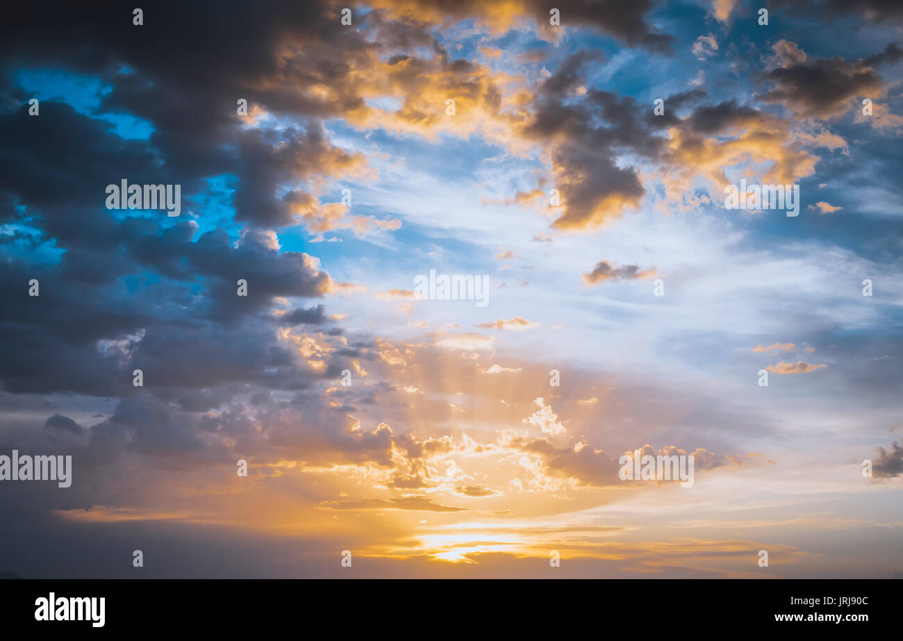 De soleil colorés ou lever du soleil Ciel nuage background Banque D'Images