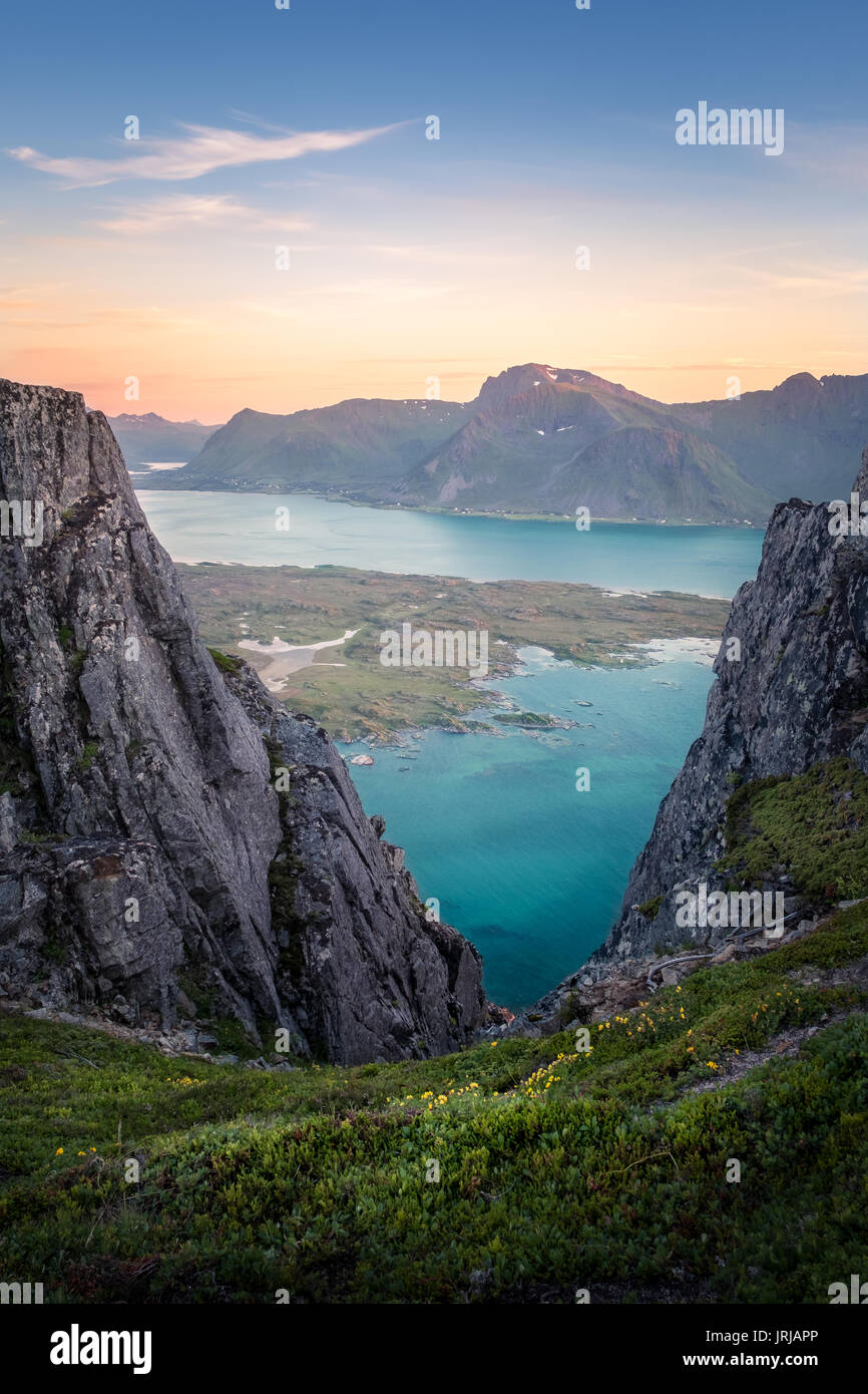 Vue panoramique du haut de la montagne à une nuit d'été à Hoven, Lofoten, Norvège Banque D'Images Vue panoramique du haut de la montagne à une nuit d'été à Hoven, Lofoten, Norvège Banque D'Images