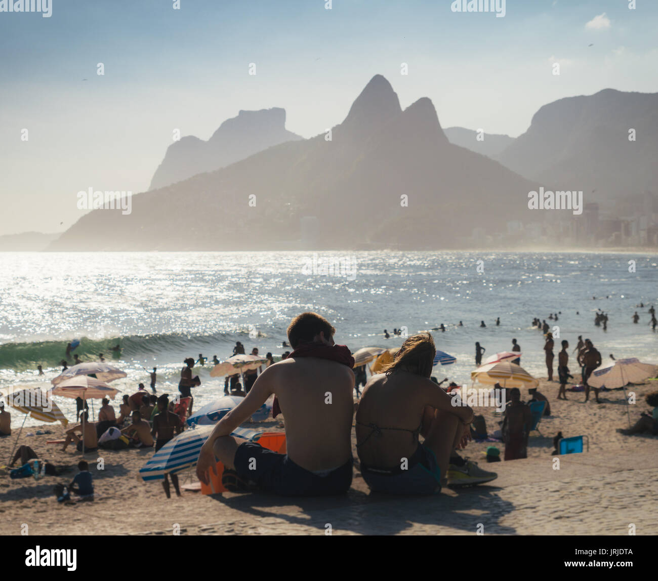 Couple non identifié à la plage d'Ipanema à Rio de Janeiro, Brésil Banque D'Images