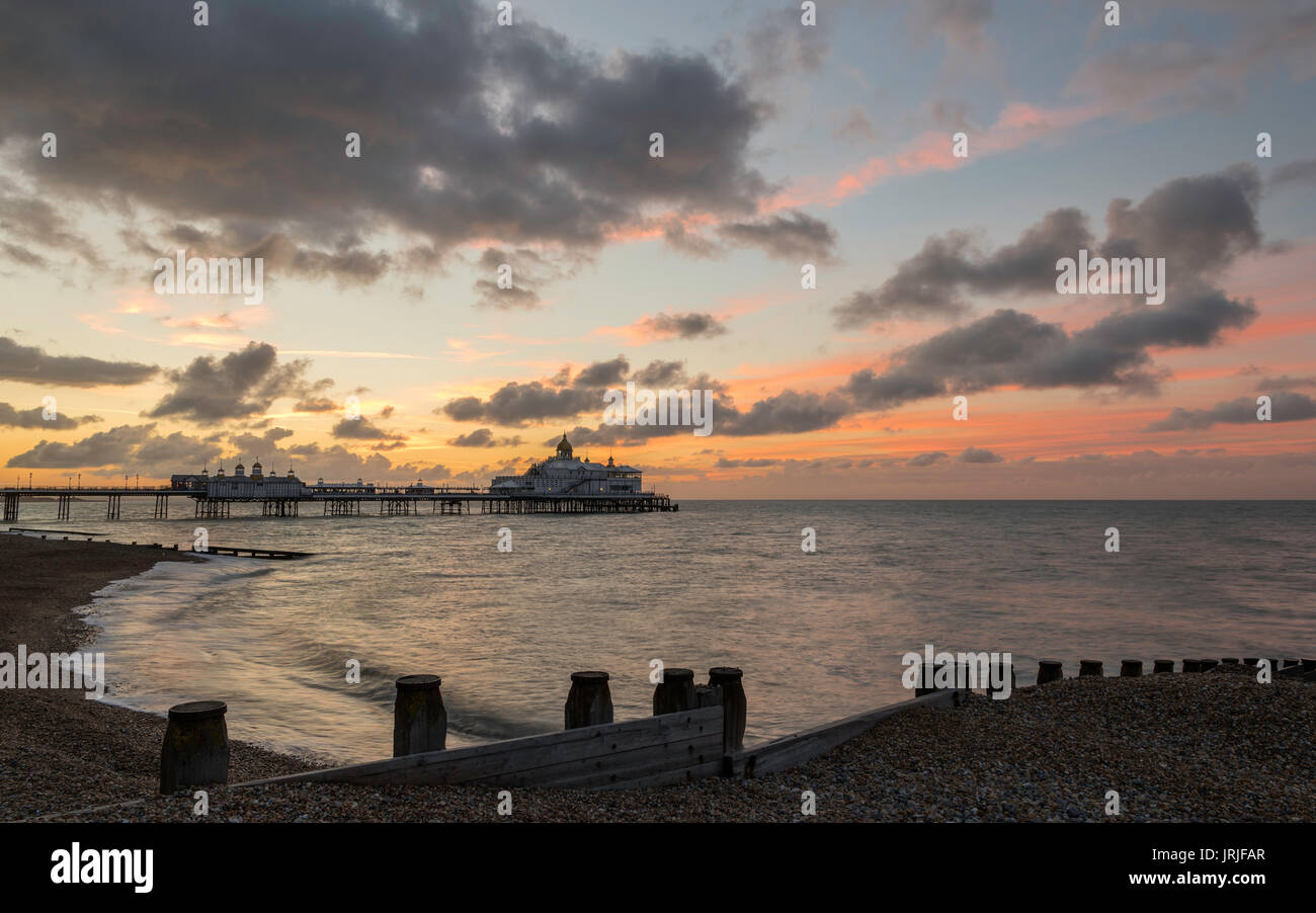 Lever du soleil sur l'anglais côte sud ville de Eastbourne, avec l'embarcadère et beach, East Sussex, Angleterre Banque D'Images