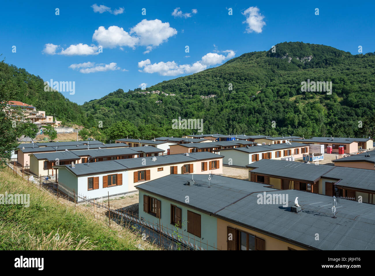 Maisons préfabriquées construites après le tremblement de terre qui a frappé la ville de Arquata del Tronto le 24 août 2016 en Italie, Latium.Arquata del Tronto's med Banque D'Images