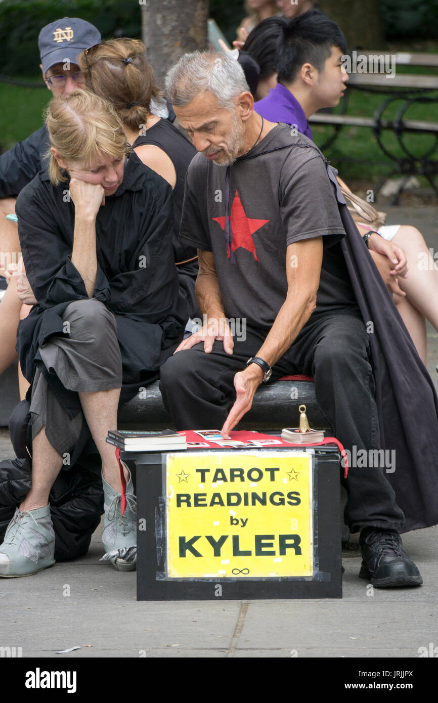 Un lecteur de carte de tarot faisant une lecture à Washington Square Park à Greenwich Village à New York. Banque D'Images