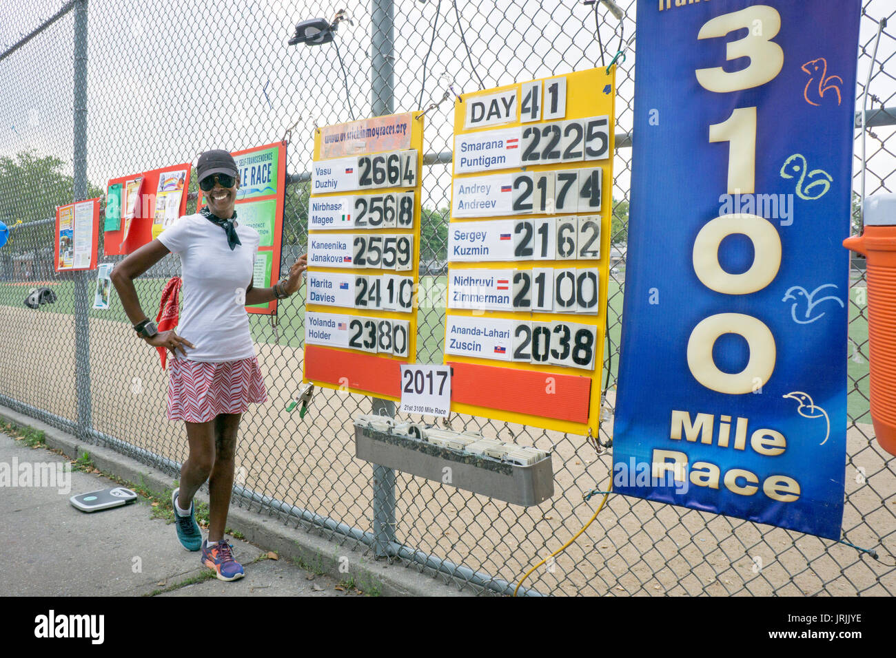 Ultra Marathon walker, détenteur du record Guiness Book des Records & Yolanda athlète titulaire participant à la journée annuelle de 51 milles en course 3100 Queens, à New York. Banque D'Images