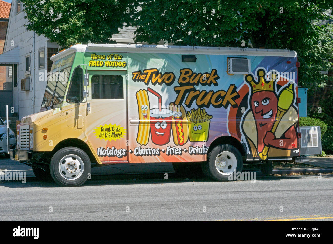 Les deux camions Buck, accueil de la poêlée de hot-dog, stationné sur une rue de Bayside, Queens, New York. Banque D'Images