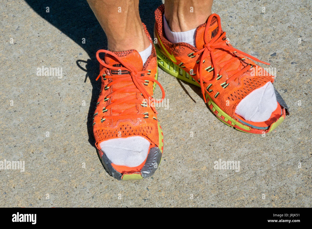 Ultra Marathon Runner's shoes avec l'avant la partie supérieure coupée pour minimiser les ampoules. Lors de l'assemblée annuelle 51 jours 3100 km en course de Queens, à New York. Banque D'Images