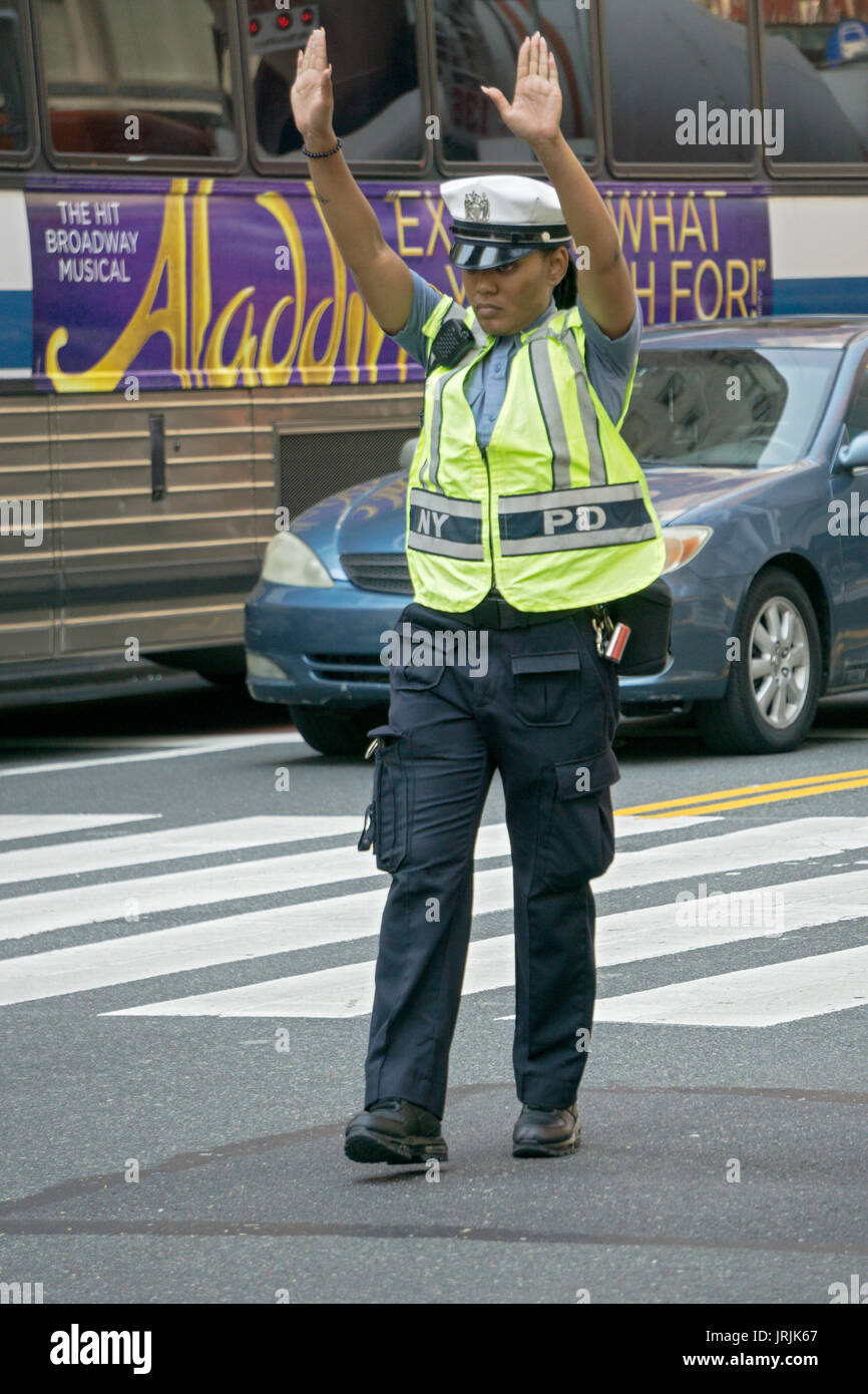 Une nouvelle policière de la ville de New York de diriger la circulation sur l'avenue du Parc et la 34e rue à Manhattan, New York City. Banque D'Images