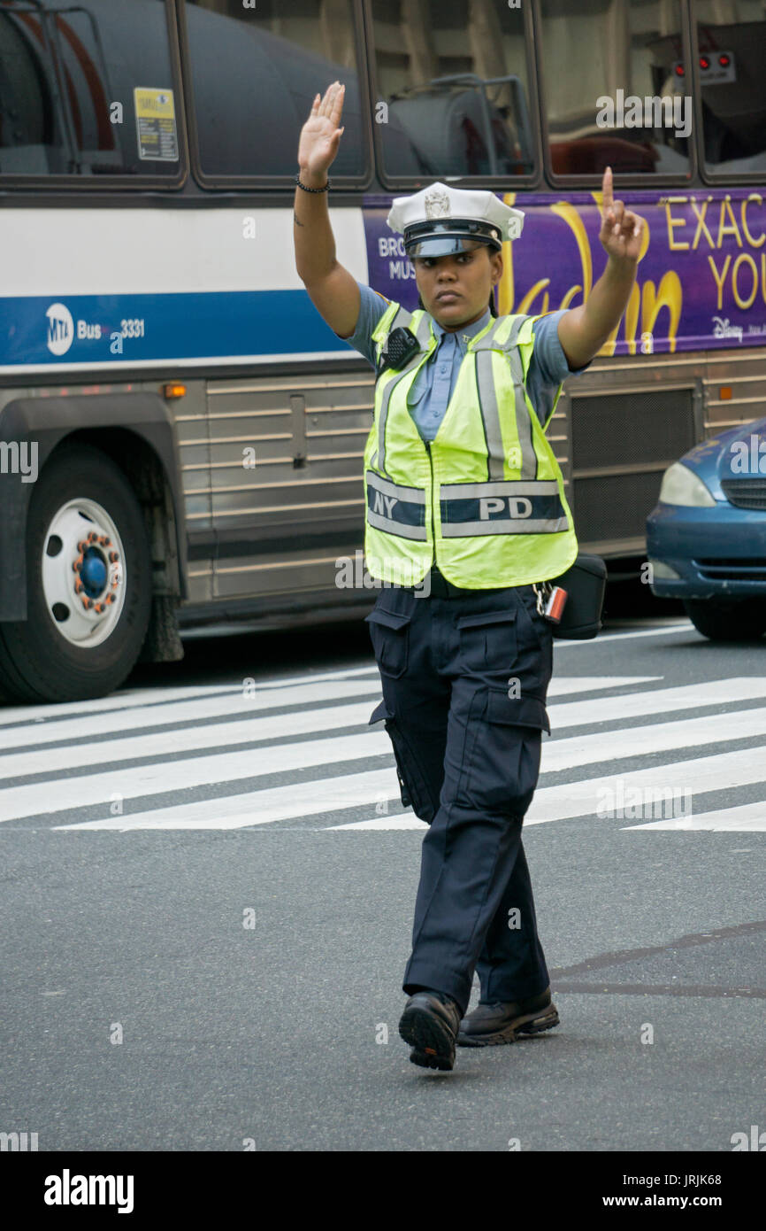 Une nouvelle policière de la ville de New York de diriger la circulation sur l'avenue du Parc et la 34e rue à Manhattan, New York City. Banque D'Images