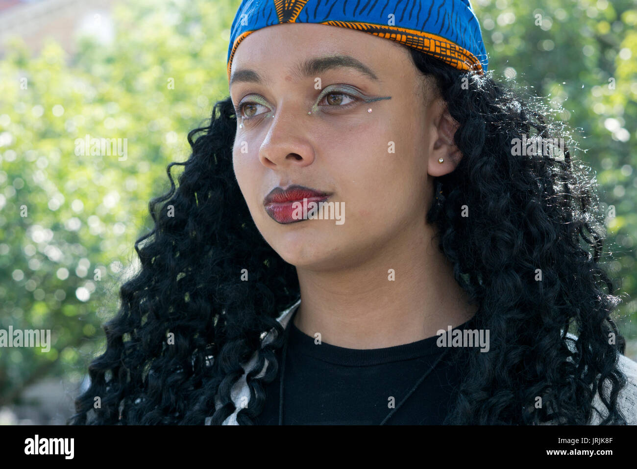 Portrait d'une jolie jeune femme d'origine africaine de l'Ouest qui pratique la religion de l'IFA. Dans la région de Washington Square Park à Manhattan, New York City. Banque D'Images