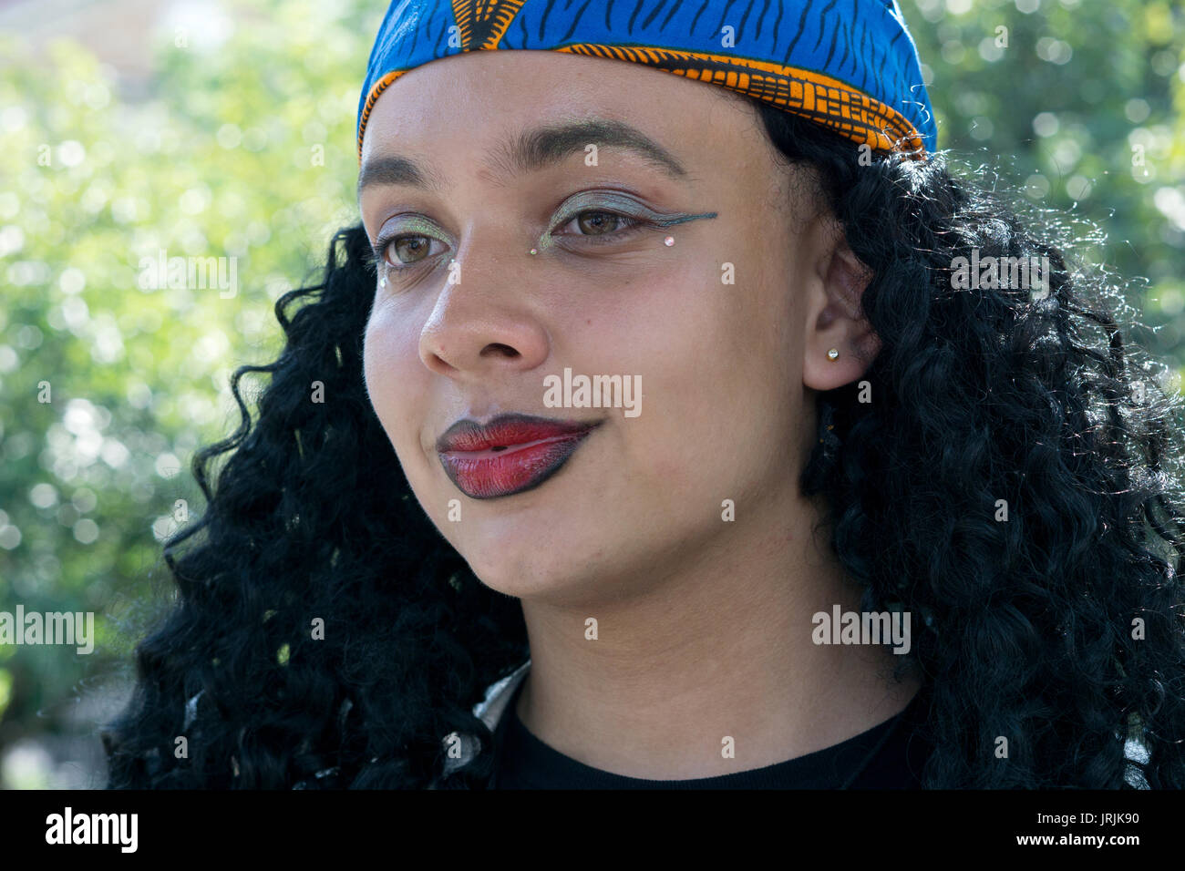 Portrait d'une jolie jeune femme d'origine africaine de l'Ouest qui pratique la religion de l'IFA. Dans la région de Washington Square Park à Manhattan, New York City. Banque D'Images