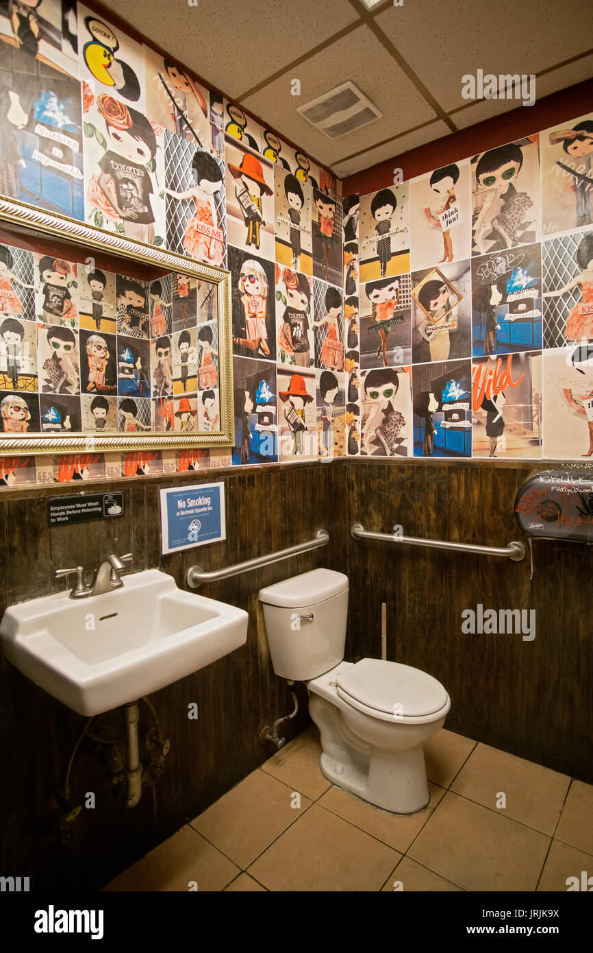 Une salle de bains unisexe au Bean Coffee Shop sur la 2e avenue, à l'East Village de Manhattan, New York City. Banque D'Images