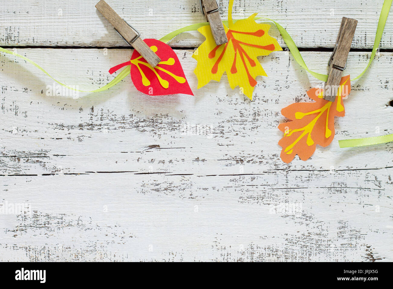 Cadre de l'automne. Guirlande de feuilles d'arbres multicolores. Projet d'art pour enfants, de l'artisanat pour les enfants. Bricolage pour enfants. Banque D'Images