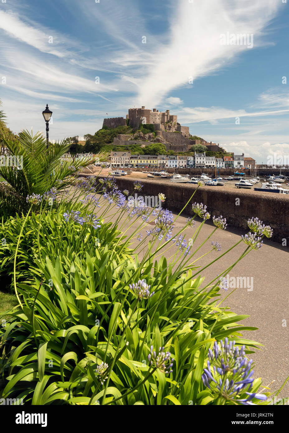 Fleurs et arbres dans les jardins menant au Mont Orgueil (Gorey) château, Jersey, Channel Islands Banque D'Images