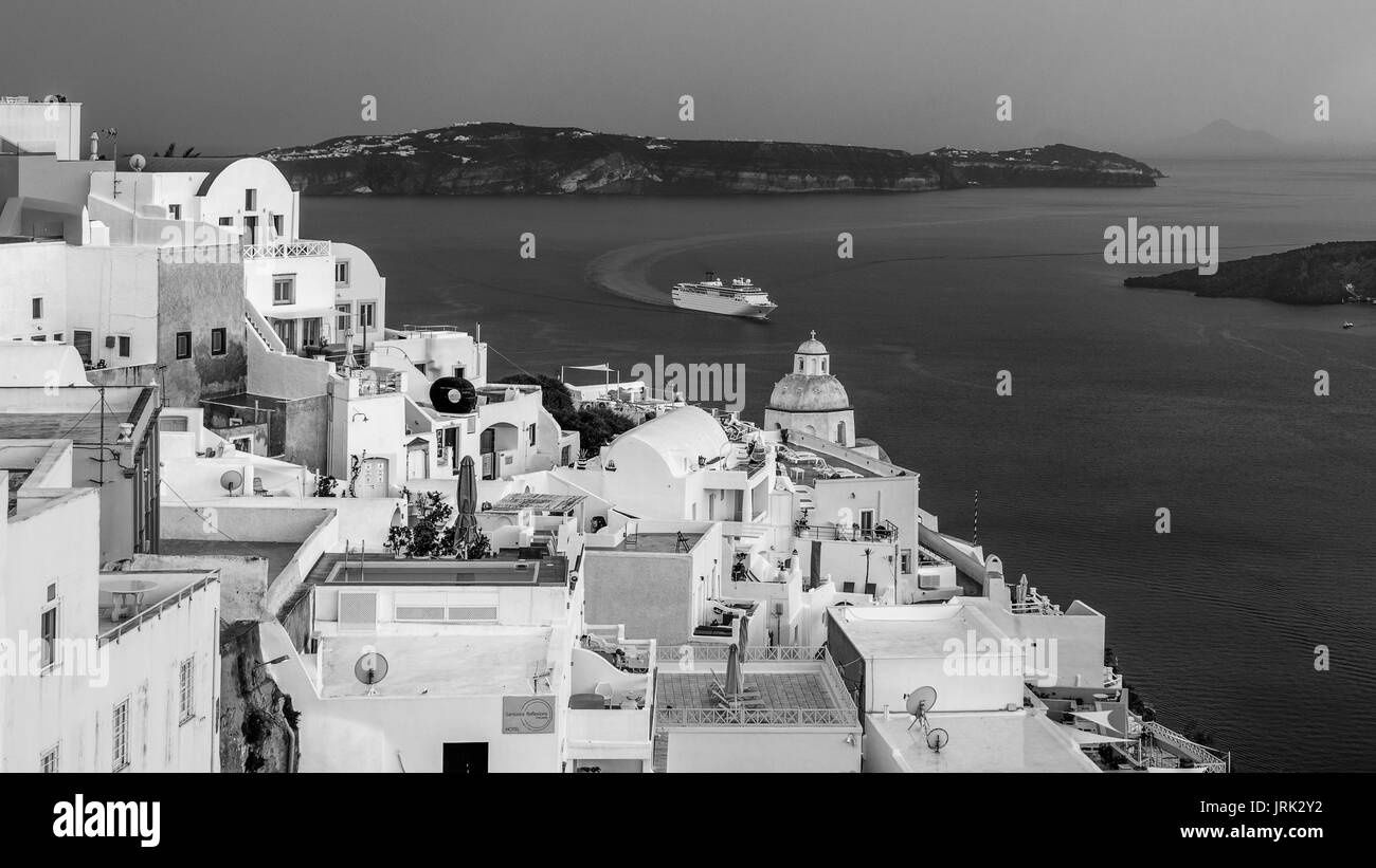 Bateau de croisière entrant dans la caldeira de Santorin en dessous de la ville d'Imerovigli, Santorini, Grèce Banque D'Images