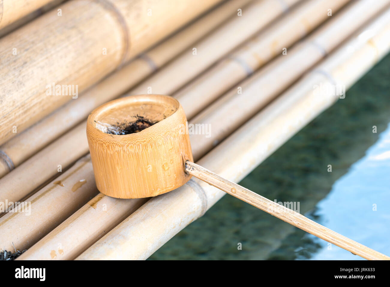 Coupe l'eau à long manche bambou - temple bouddhiste Banque D'Images