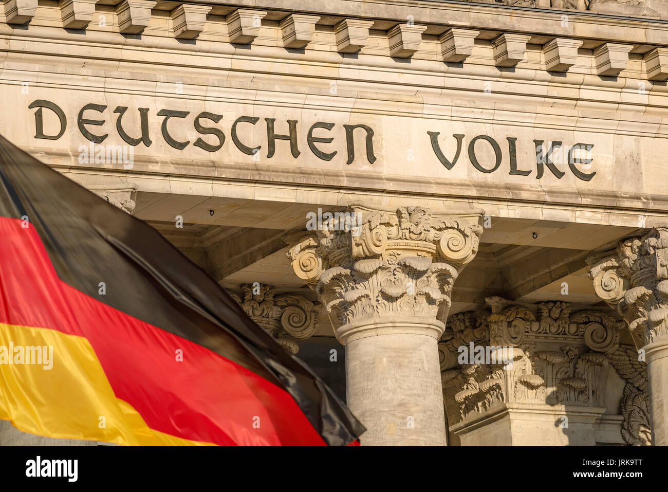 Berlin Reichstag avant, détail de l'inscription sur la façade du bâtiment du parlement allemand (le Bundestag) à Berlin avec le drapeau en premier plan. Banque D'Images