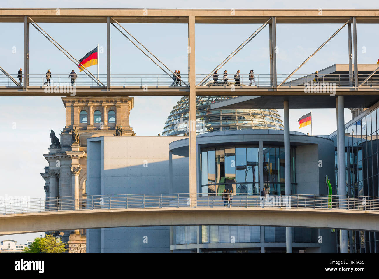 Mittte de Berlin, vue sur le pont enjambant la Spree reliant Maria-Elisabeth-Luders Haus à Paul lobe-Haus et le Reichstag, Berlin, Allemagne Banque D'Images