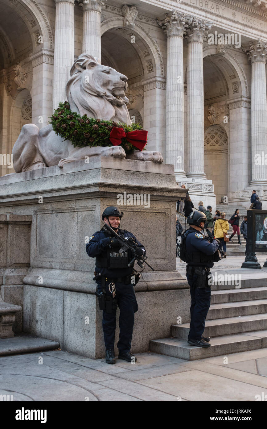 Les forces de sécurité d'élite debout devant le Lion et les escaliers de la Bibliothèque publique de New York, l'une des ville les plus visités Banque D'Images Les forces de sécurité d'élite debout devant le Lion et les escaliers de la Bibliothèque publique de New York, l'une des ville les plus visités Banque D'Images