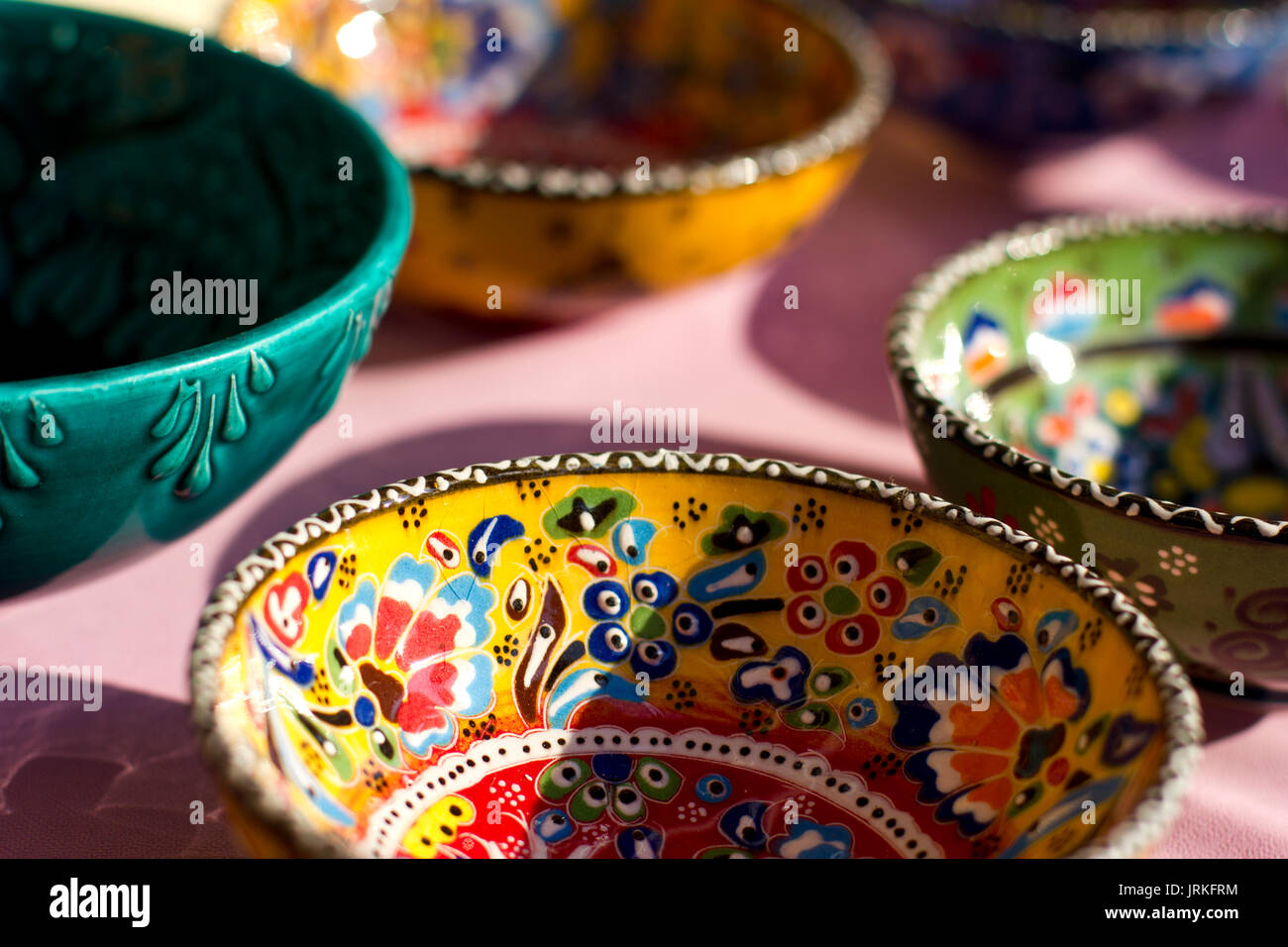 Des plats traditionnels turcs et de vaisselle en céramique du marché Photo  Stock - Alamy