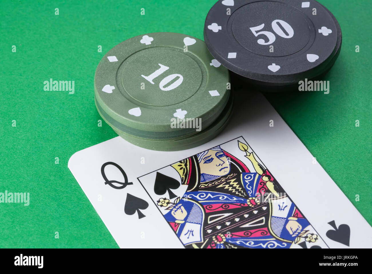 L'anglais, pont de poker cartes Dame de Pique, à côté des onglets 10 et 50  sur fond vert Photo Stock - Alamy