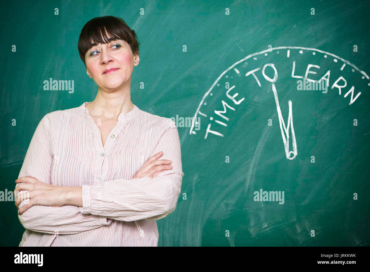 Femme sourit écrit sur un tableau noir à apprendre concept Banque D'Images