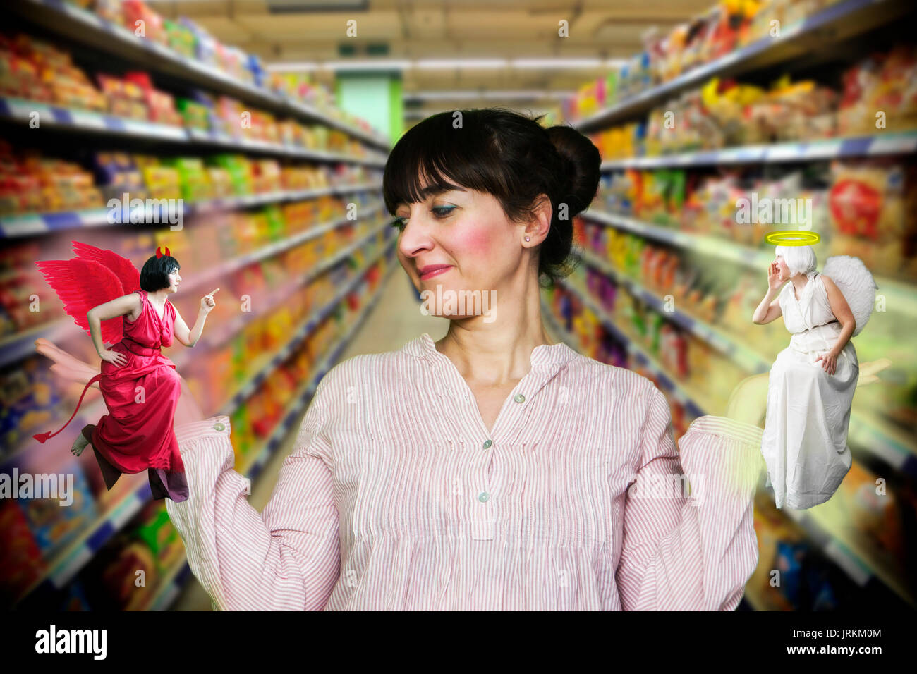 Jeune femme décide de conseil entre le diable et l'ange en supermarché Banque D'Images