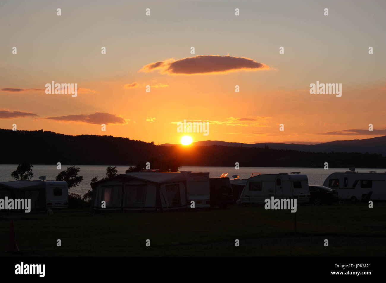 Vue du coucher de soleil d'Ardmucknish Bay à partir de North Ledaig Caravan Club site de camping et camping-car. Près de Oban. L'Argyll. L'Écosse. Banque D'Images