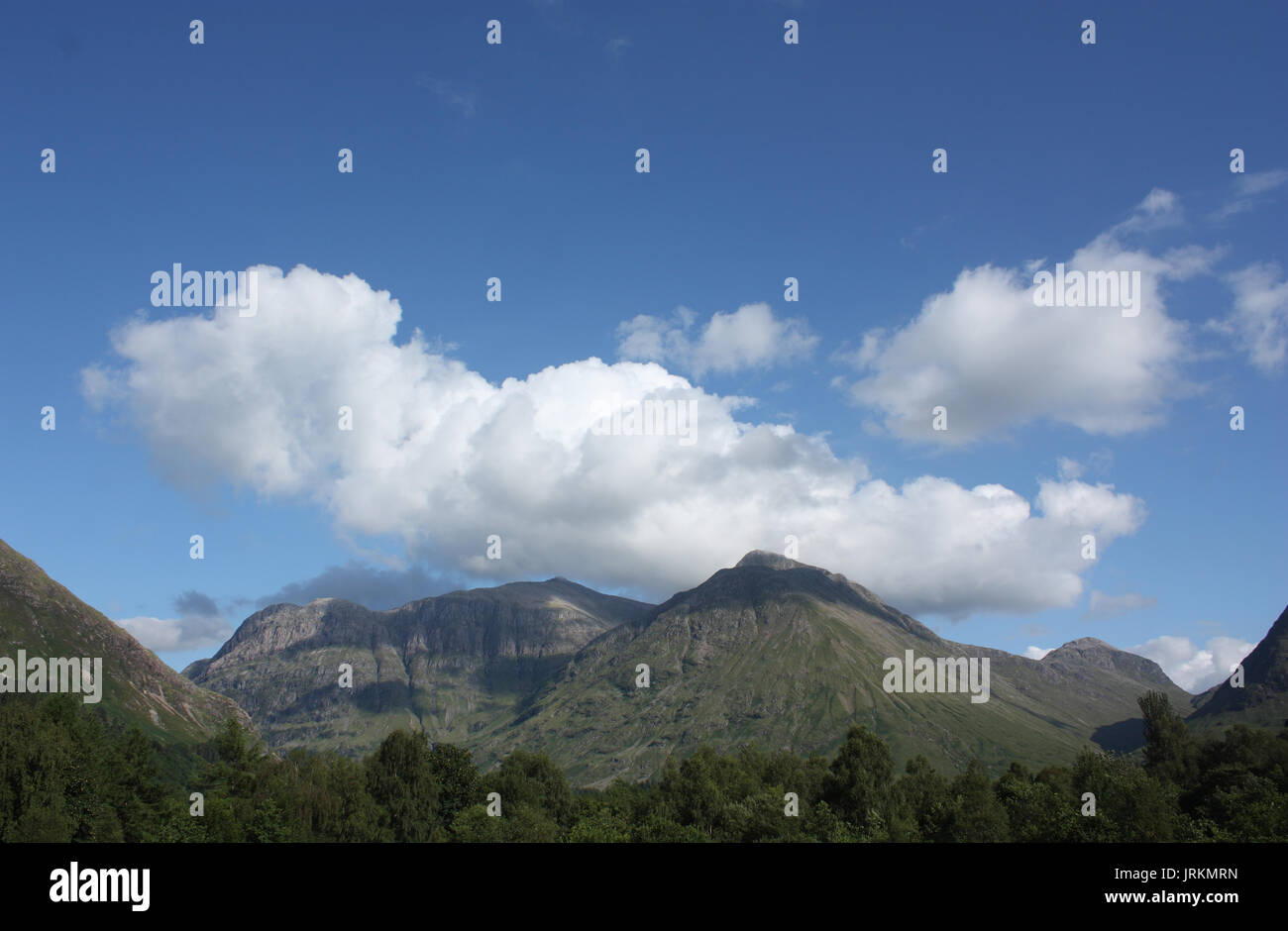 L'Écosse. Glen Coe. Vue vers Bidean Nam Bian avec Aonach Dubh a' Ghlinne. Banque D'Images