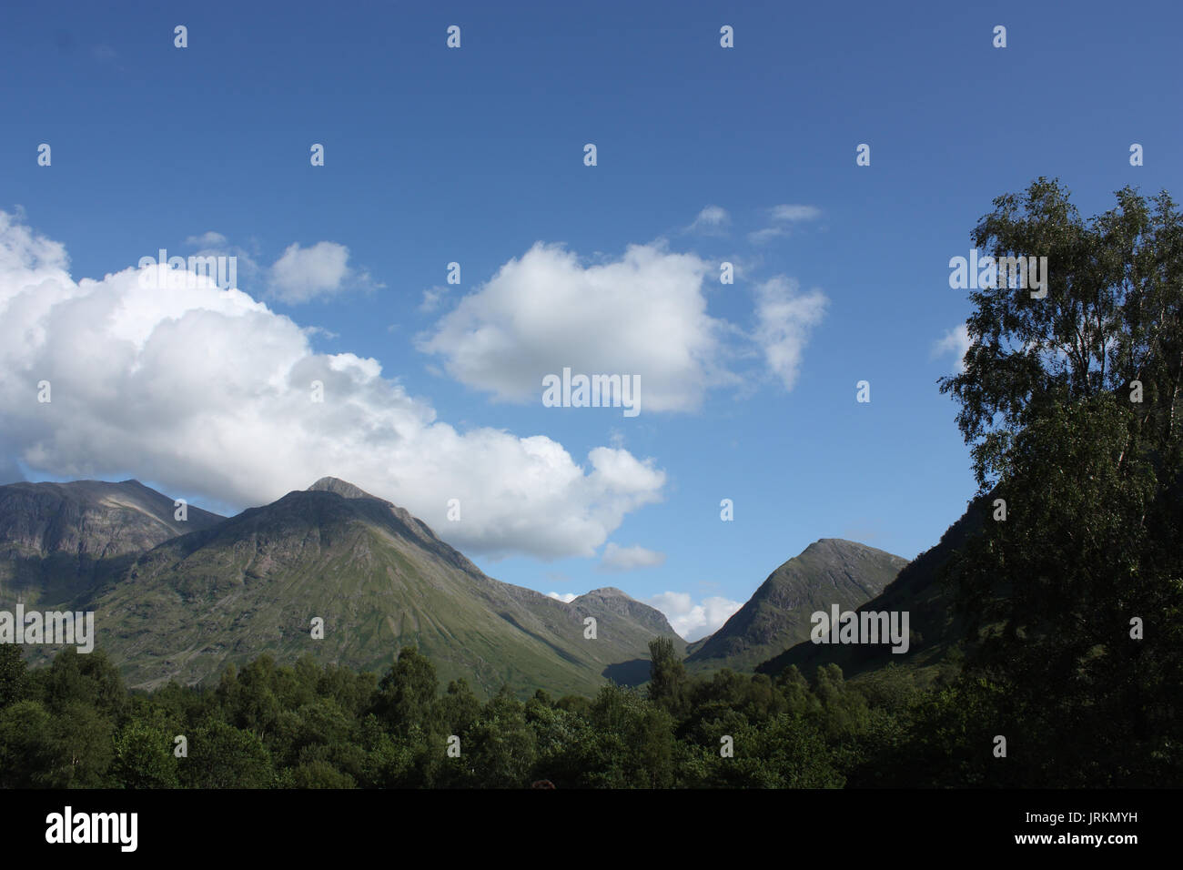 L'Écosse. Glen Coe. Vue vers Bidean Nam Bian avec Aonach Dubh a' Ghlinne. Banque D'Images
