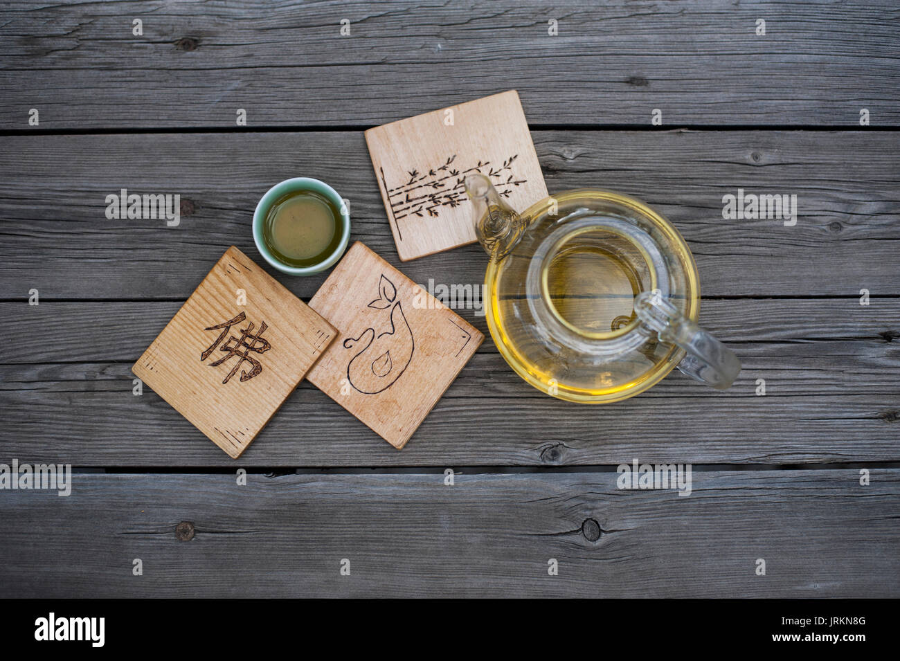 Cérémonie du thé traditionnel chinois - Chinese tea pot rempli de thé vert chinois. Caractère chinois signifie Bouddha Banque D'Images