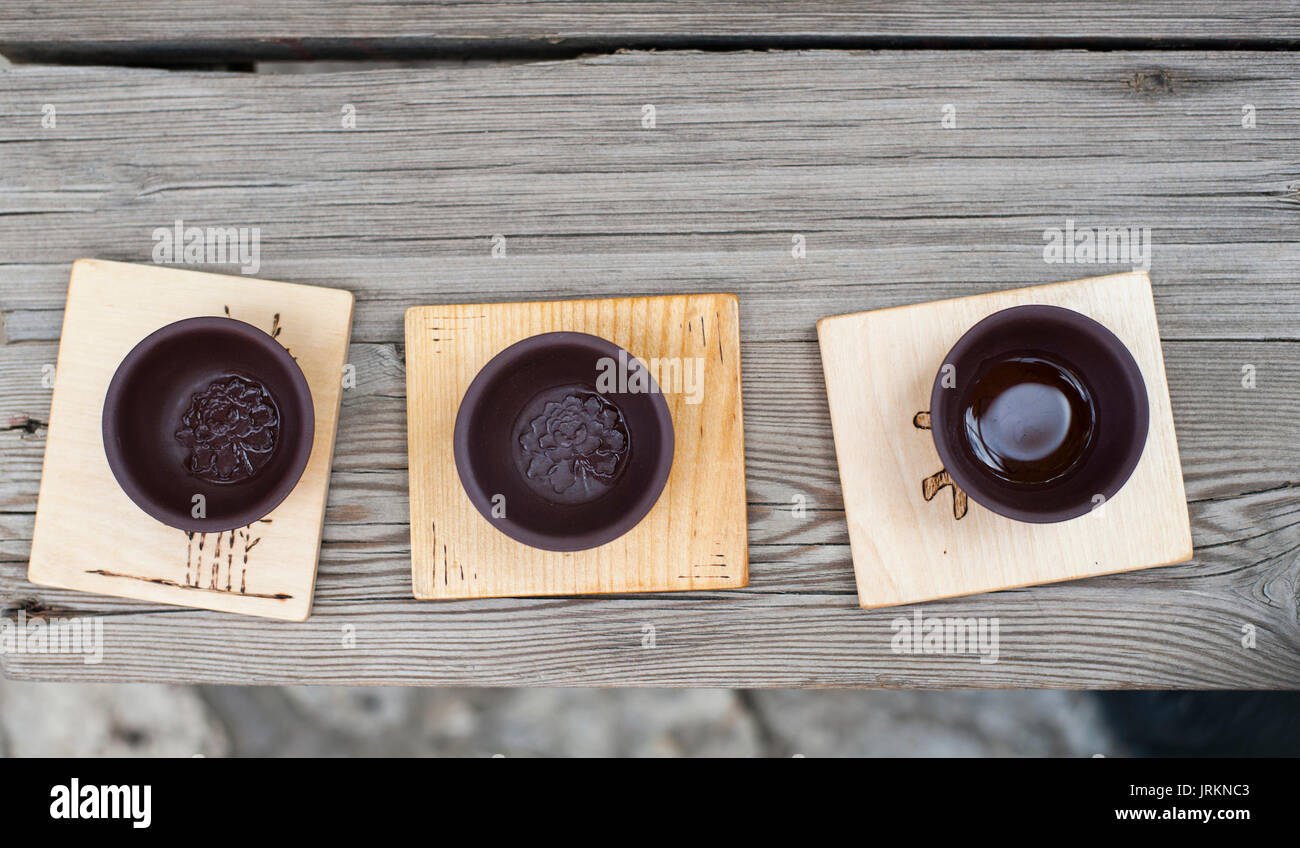 La cérémonie du thé Chinois Traditionnel Chinois - tasses à thé d'argile sur table en bois Banque D'Images