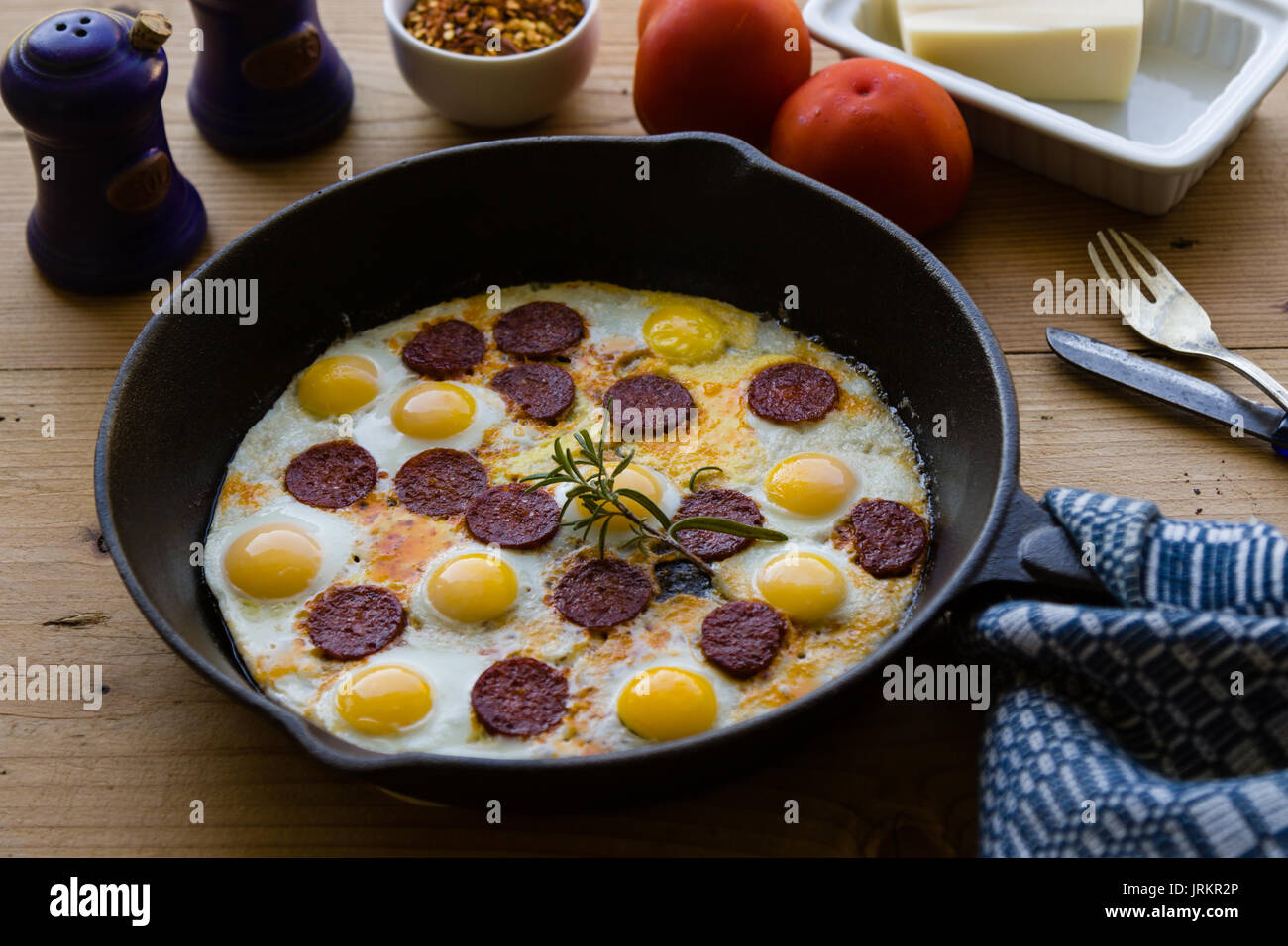 Oeufs de caille frit avec de la saucisse en noir pan Banque D'Images