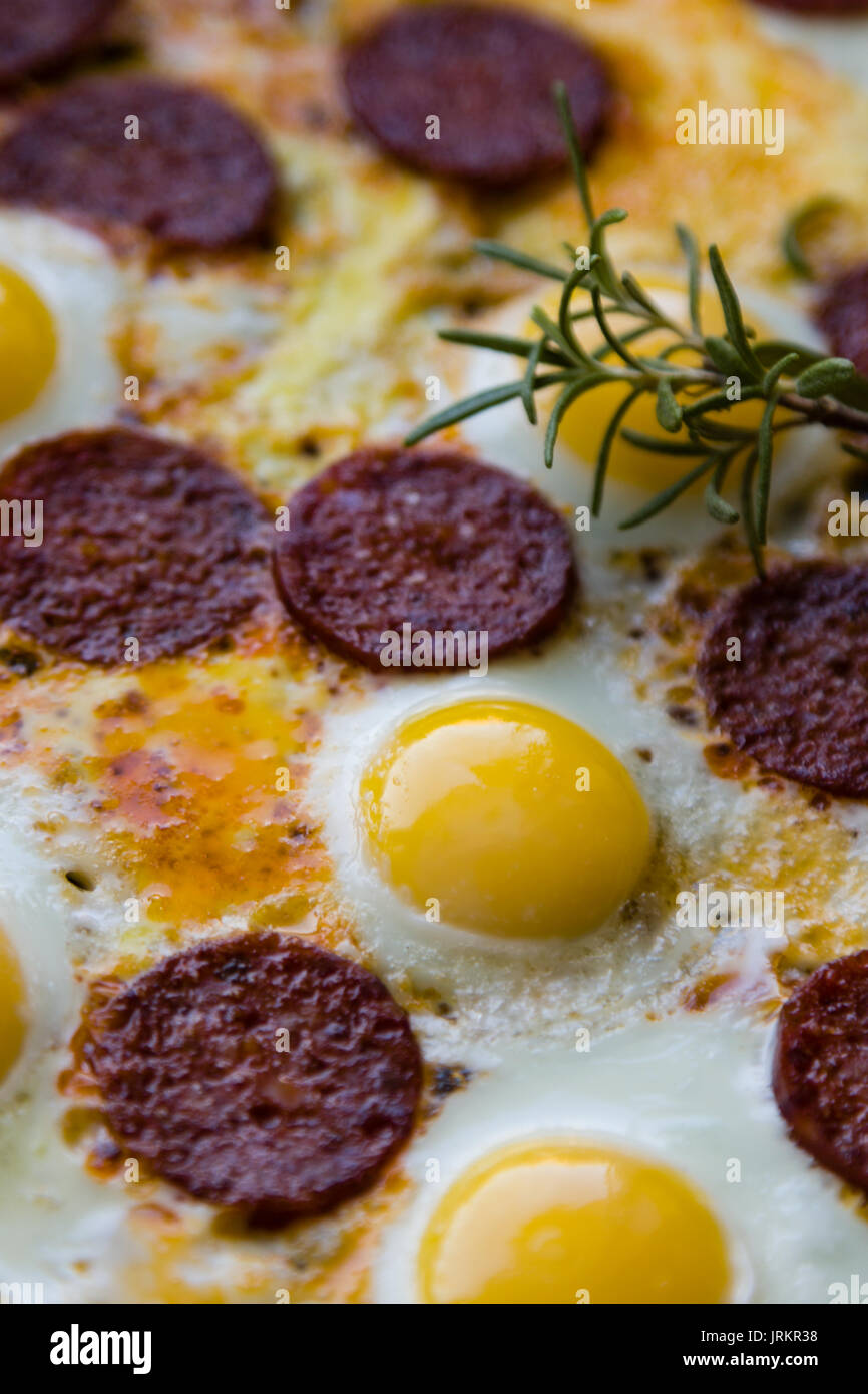 Oeufs de caille frit avec de la saucisse en noir pan Banque D'Images