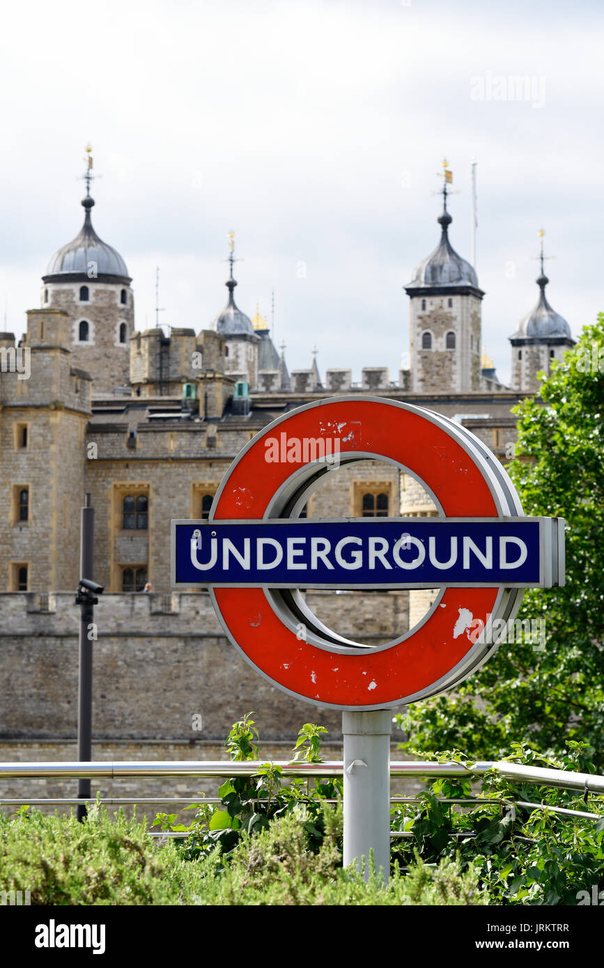 Panneau de métro londonien à la station Tower Hill avec la Tour de Londres au-delà Banque D'Images