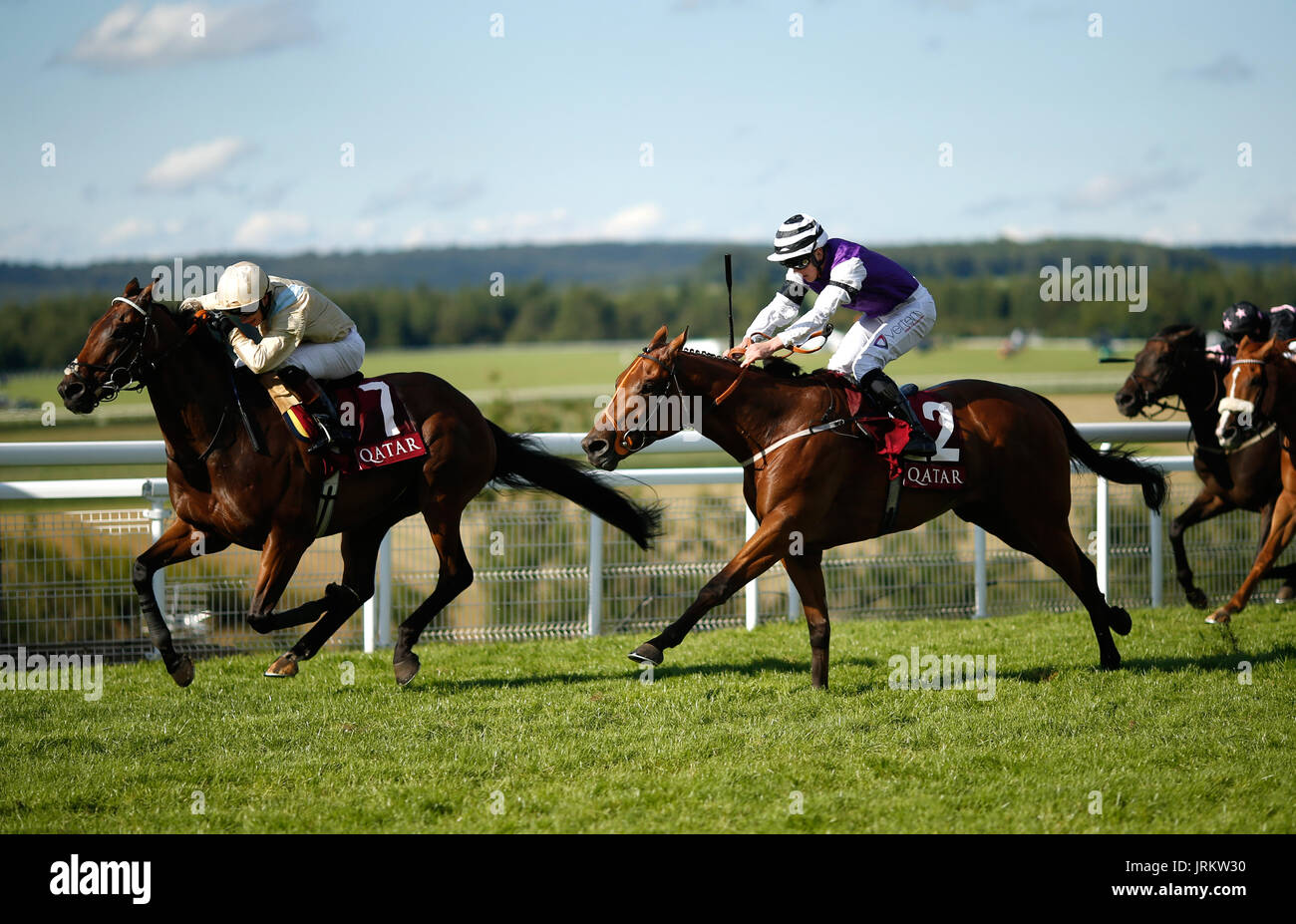 Storm King monté par Edward Greatrex (à gauche) remporte le Qatar Handicap apprenti pendant cinq jours du Qatar Festival de Goodwood à Goodwood Hippodrome. Banque D'Images