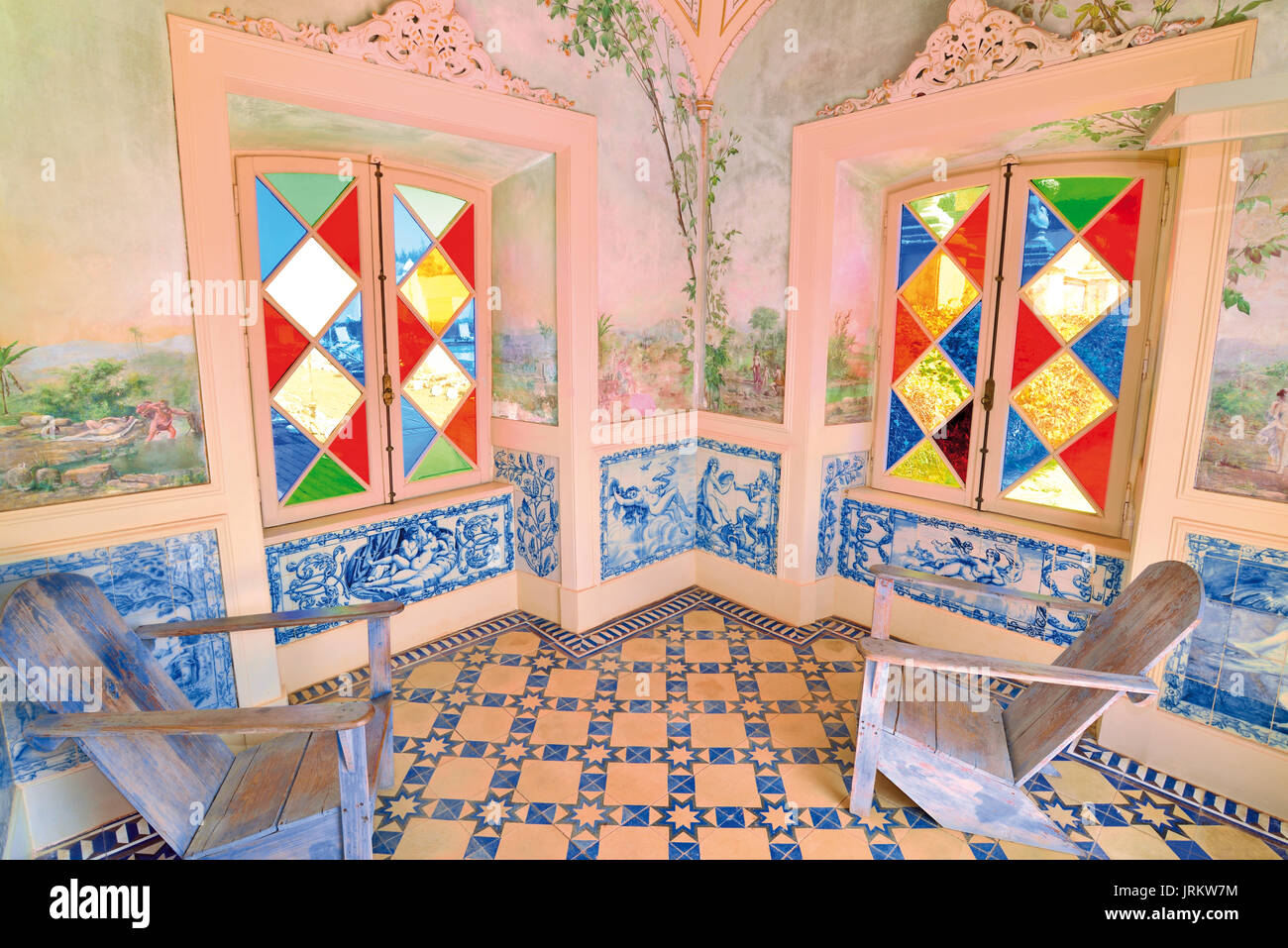 Algarve : regard de l'intérieur d'un pavillon de jardin avec fenêtres en verre coloré et de carrelage décoration d'Estoi Palace Hotel Banque D'Images