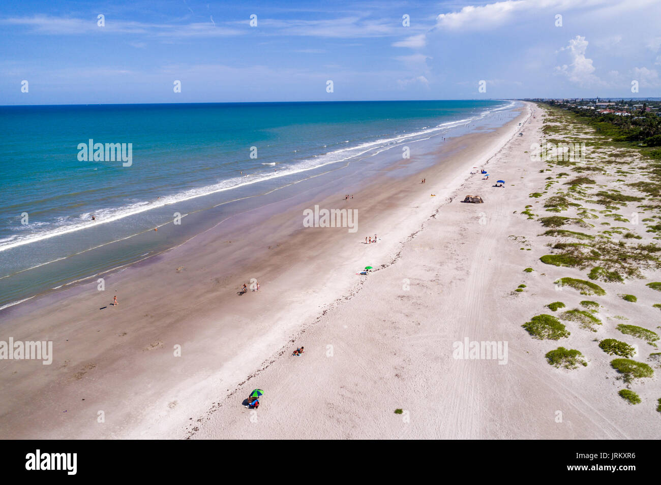 Floride, Cocoa Beach, l'eau de l'océan Atlantique, sable, vue aérienne aérienne d'oiseau de l'oeil au-dessus, baigneurs de soleil, les visiteurs Voyage voyage touristique repère touristique Banque D'Images