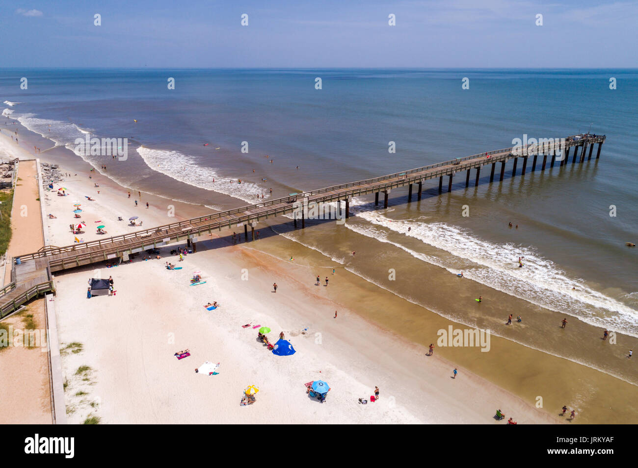 Floride, Saint St. Augustine Beach, St. Johns County Ocean Water Pier, Atlantic Ocean Water, sable, vue aérienne d'oiseau au-dessus, bains de soleil, visiteur Banque D'Images