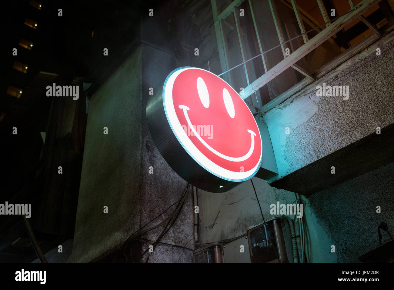 Un sourire face à l'un des emoji les rues de Tokyo Banque D'Images