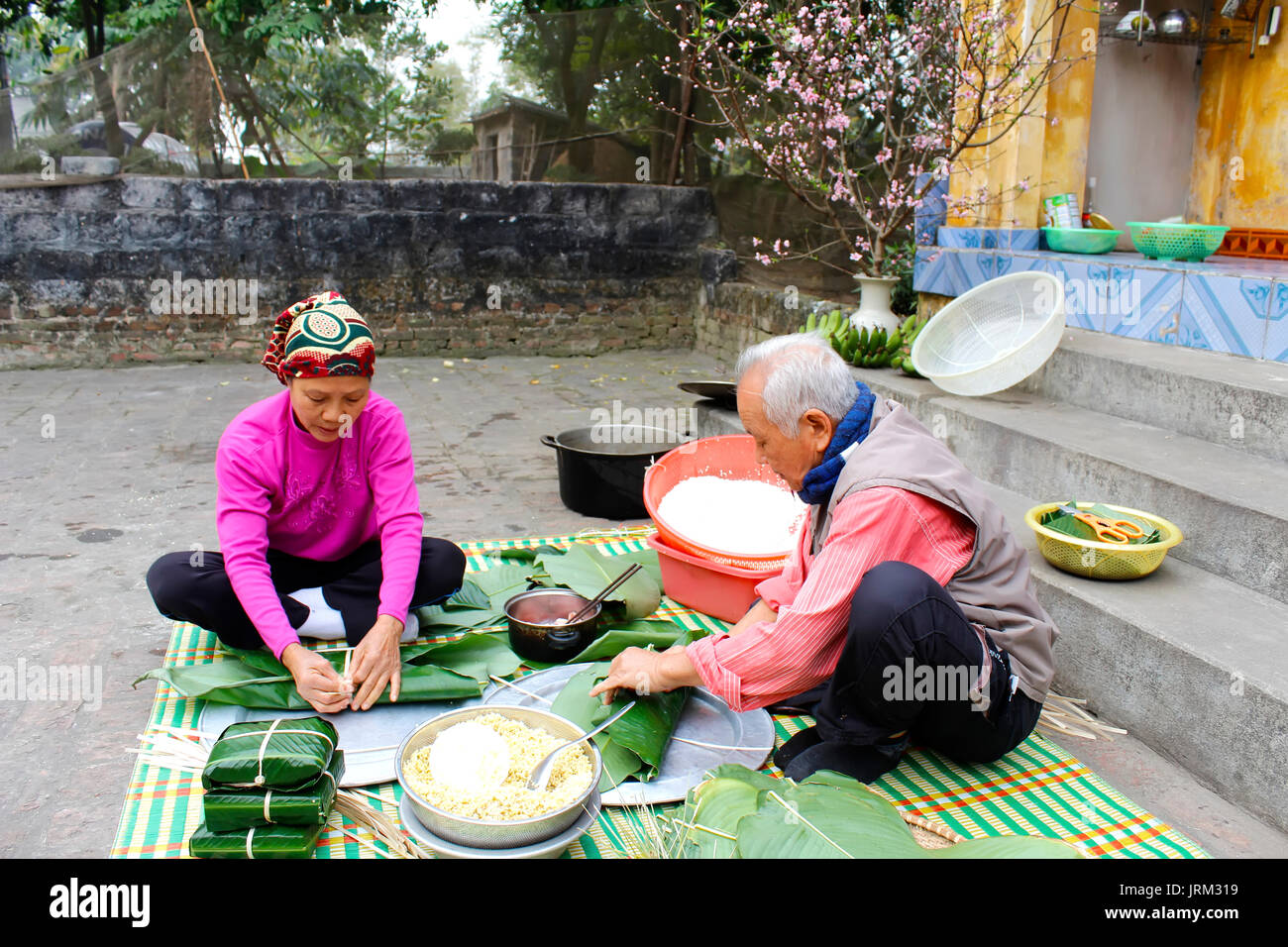 Hai Duong Vietnam Fevrier 24 Personnes Faire Gateau De Riz Gluant Carres 24 Fevrier 14 A Hai Duong Vietnam Gateau Fait Avec Haricot Vert Glutin Photo Stock Alamy