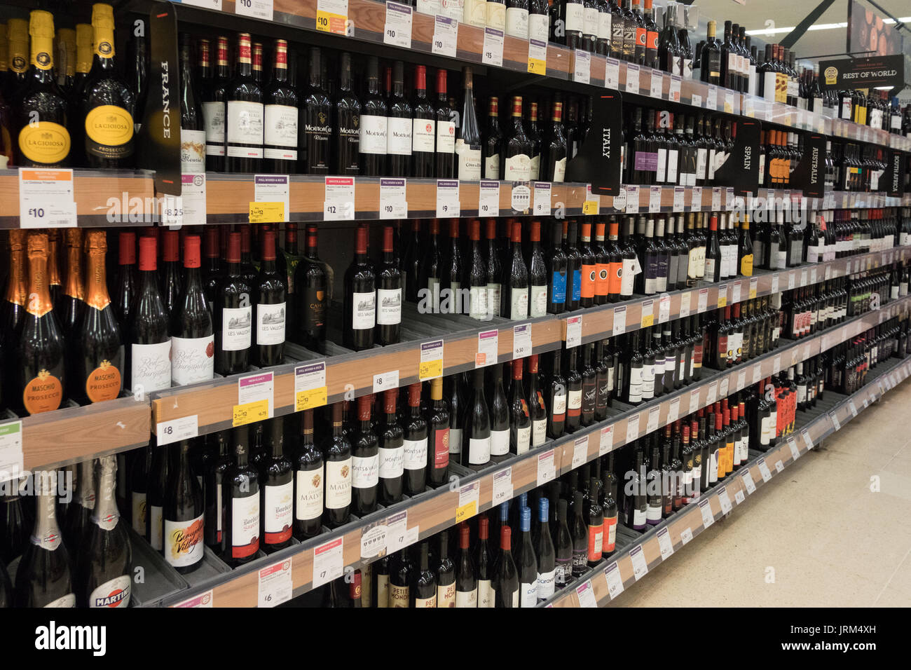 Les vins rouge et blanc en vente dans une allée supermarchés Banque D'Images