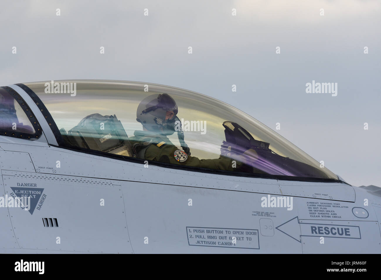 Pilote de la composante aérienne belge F-16AM Fighting Falcon FA-132 du 1e Escadron. Avec patch de bras pour Tactical Weapon Meet Banque D'Images
