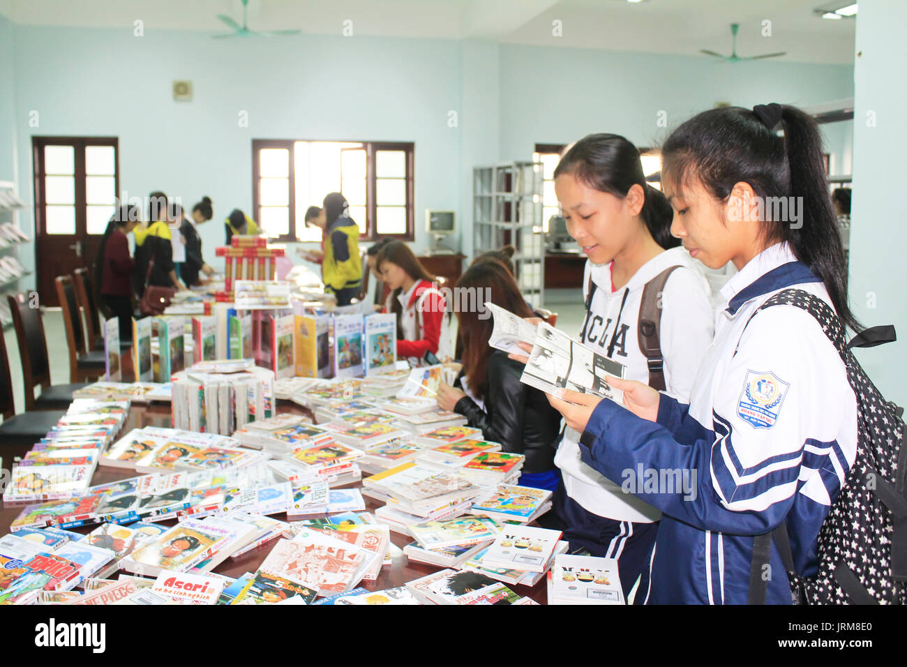 HAI Duong, Vietnam, avril, 14 : Les élèves en lecture sur la bibliothèque, 14 avril, 2015 à Hai Duong, Vietnam Banque D'Images